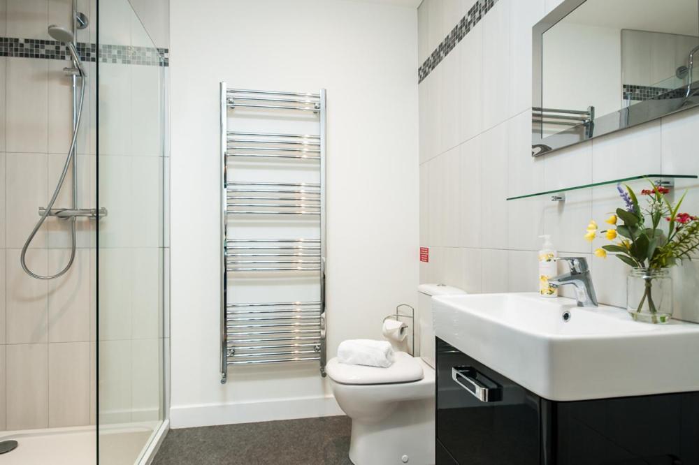 Solar Sanctuary- Skyline Balcony, City Centre, Three Floors, King Beds, Netflix And More! Бат Екстер'єр фото